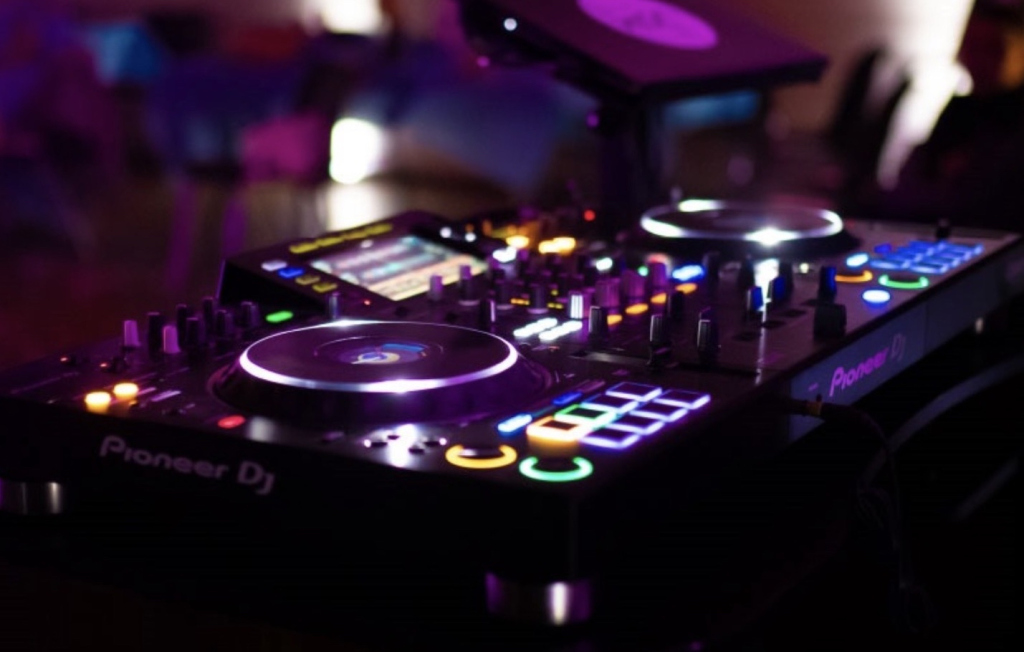 Animation musicale DJ pour toutes vos soirées avec platines et éclairage événementiel